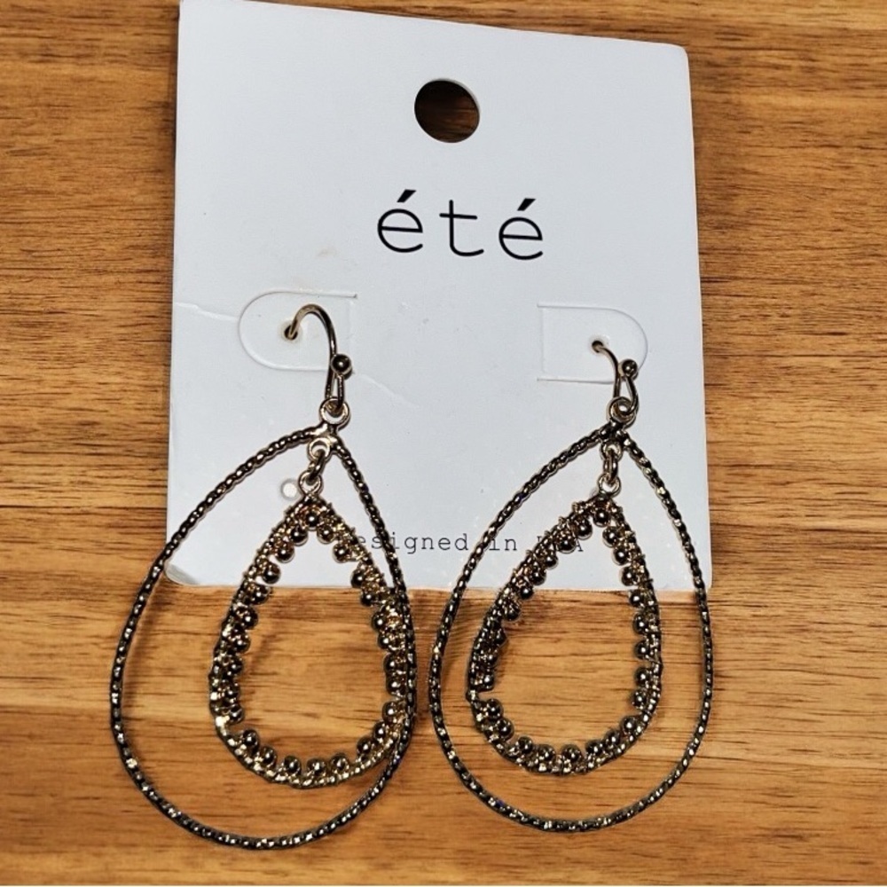 Brand New Beautiful Été Gold Teardrop Earrings